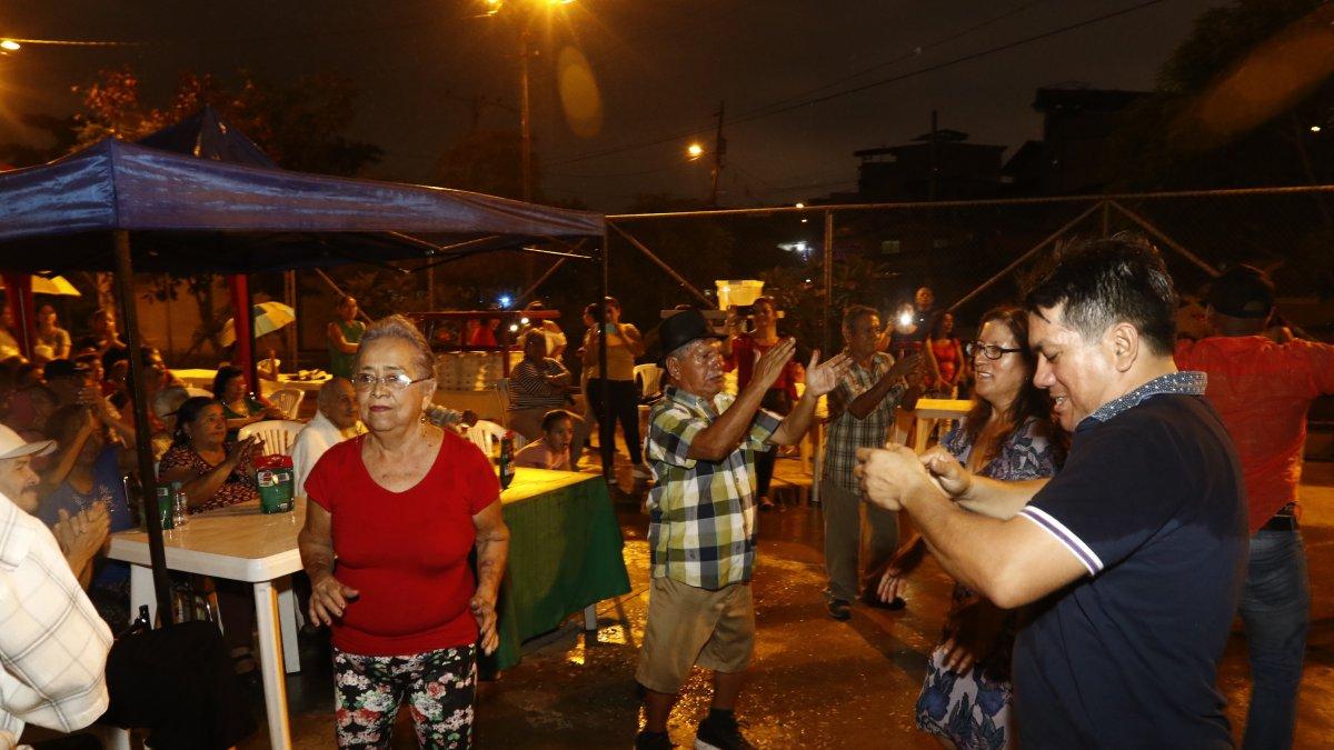 Los residentes bailaron en la cancha del parque central de la ciudadela.