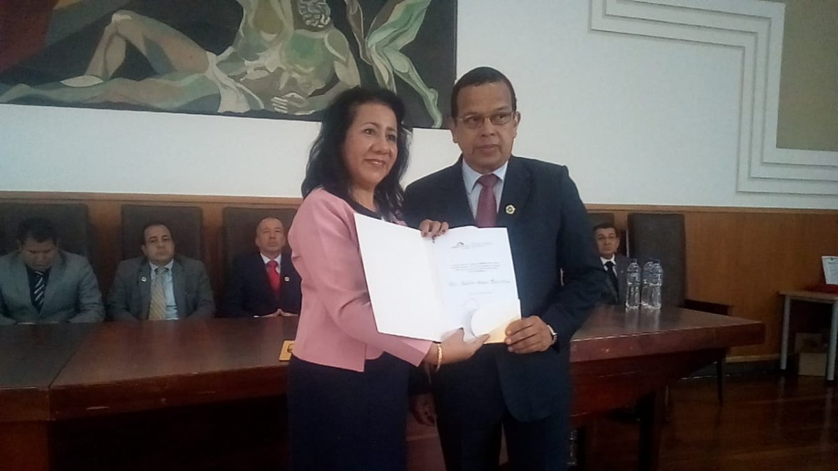 El docente Roberto Rojas recibió un diploma al Mérito Educativo