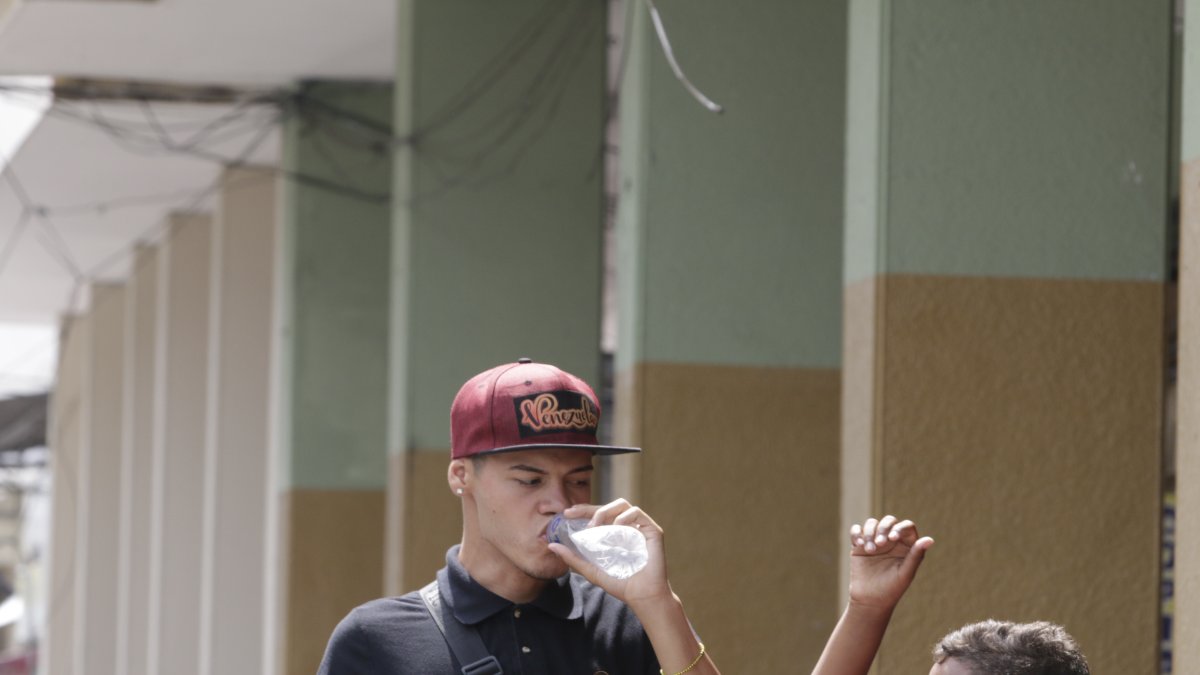 Decenas de personas aprovechan las fuentes públicas para aplacar un poco el calor de la urbe.