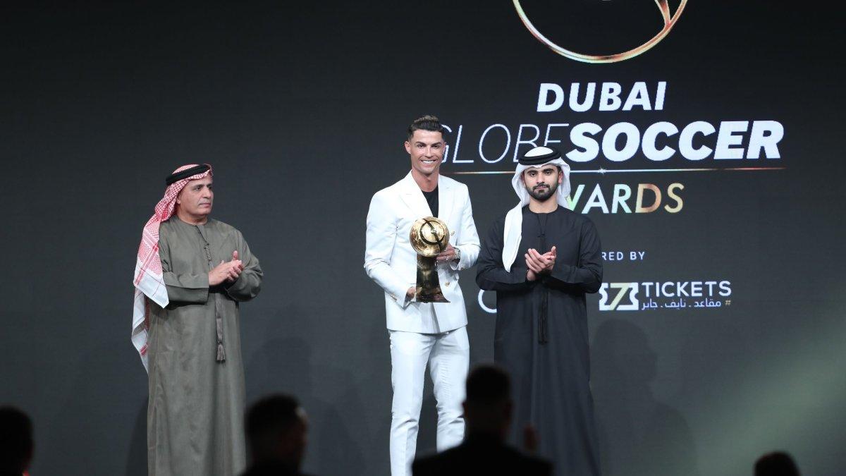 Ronaldo se dio tiempo para viajar y retirar el premio que lo reconoce como el mejor de la temporada.