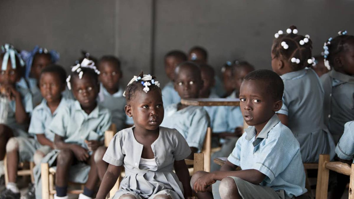 Muy pocos niños, hijos de miembros de las fuerzas de paz de la ONU, pueden ir a la escuela.