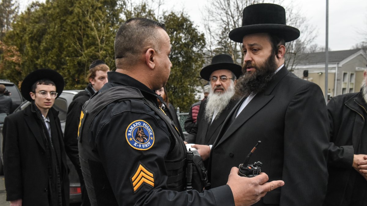 Miembros policiales resguardan la casa del rabino Rottenberg.