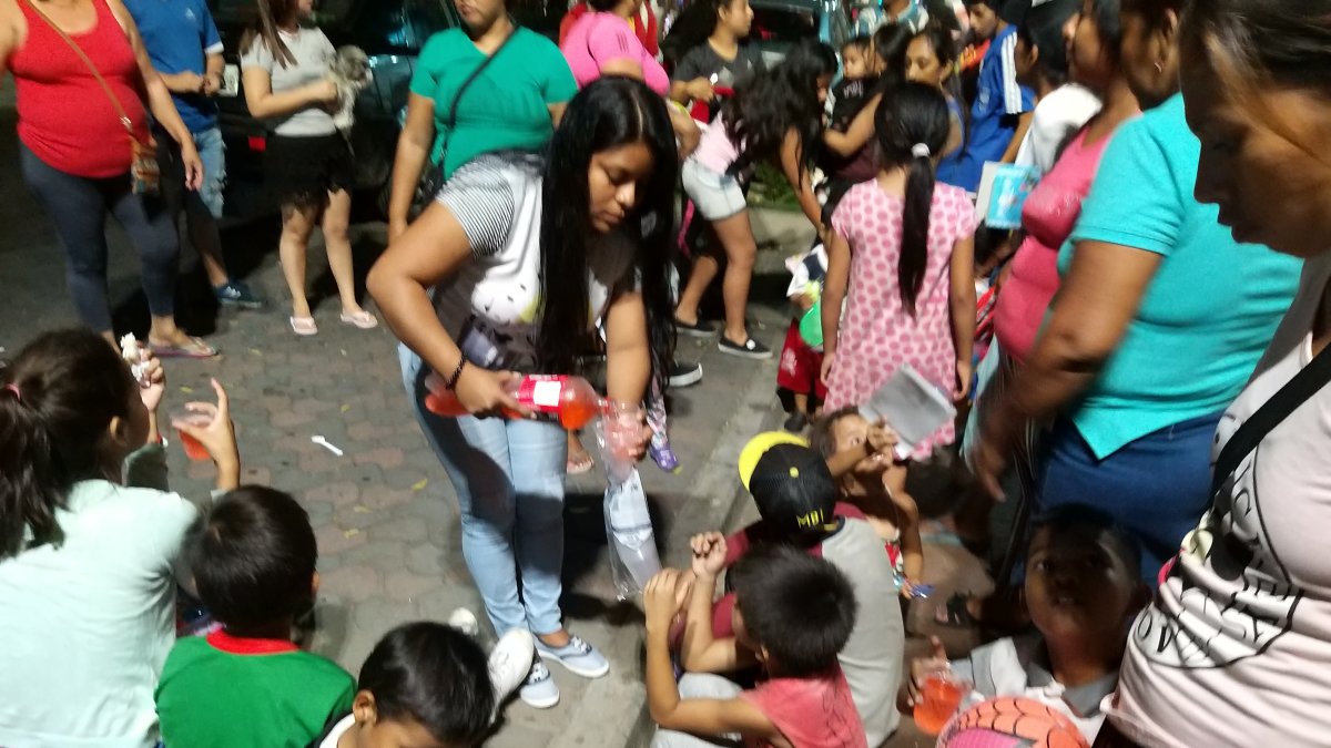 Entrega de juguetes a niños trabajadores.