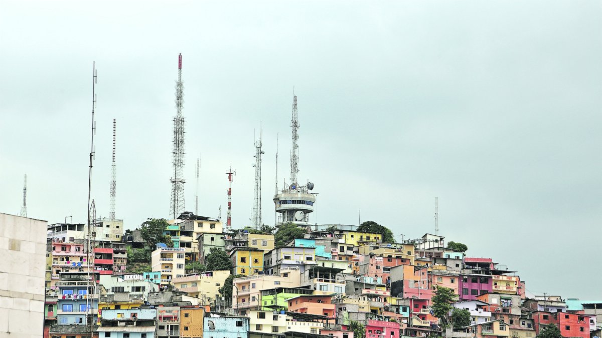 La pantalla se encuentra ubicada en el Cerro del Carmen, en el centro de Guayaquil