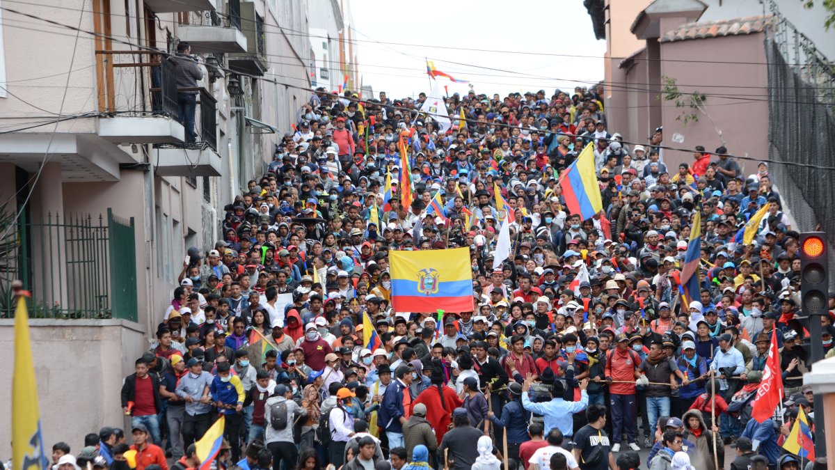 A inicios de octubre, los indígenas protestaron en contra de la eliminación del subsidio a la gasolina. Se movilizaron principalmente en Quito donde intentaron llegar al Palacio. 