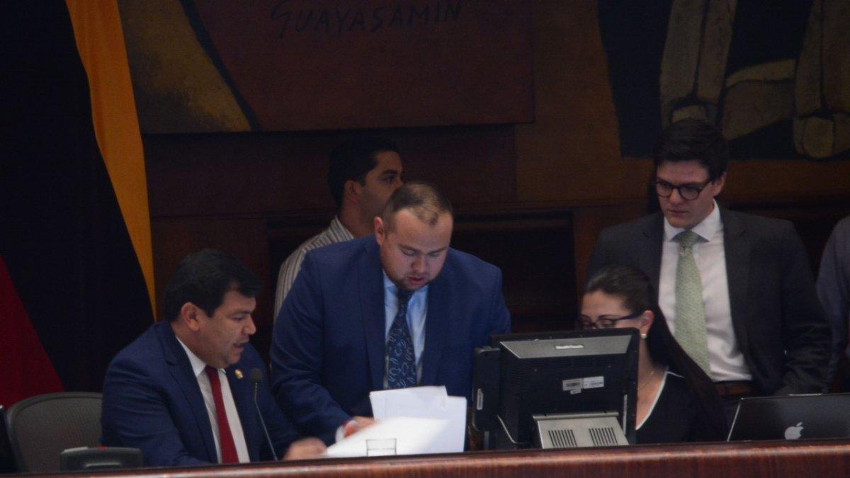 César Litardo y René Zambrano (de pie) quien fue designado secretario ah doc para la sesión