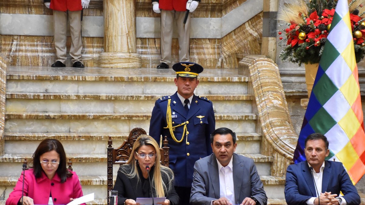 La presidenta interina, Jeanine Áñez (2-i) declaró personas no gratas a diplomáticos de México y España.