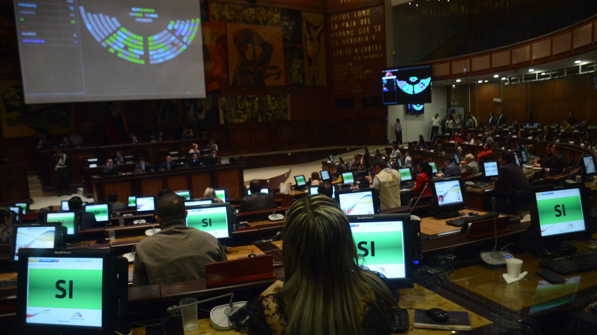 71 asambleístas sesionaron este 30 de diciembre.