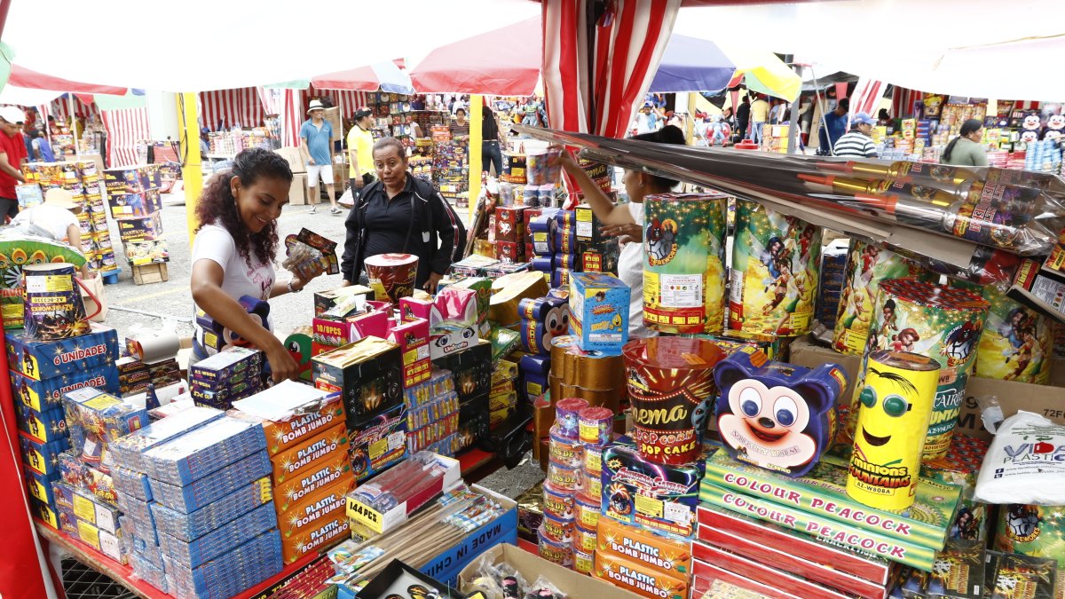 Cerca de 300 comerciantes participan en la feria de la pirotecnia.