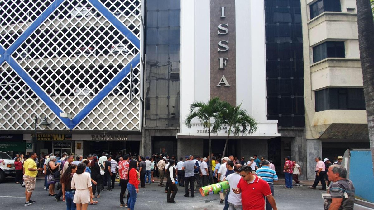 Personal en servicio pasivo de las FFAA fuera del ISSFA en Guayaquil el 24 de diciembre, cuando reclamaban el pago del décimo tercer sueldo.