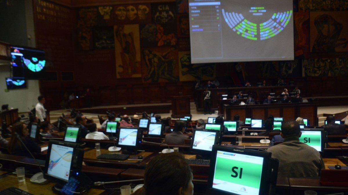 Con 61 votos, el pleno de la Asamblea aprobó la resolución para que la reforma tributaria vaya al Registro Oficial