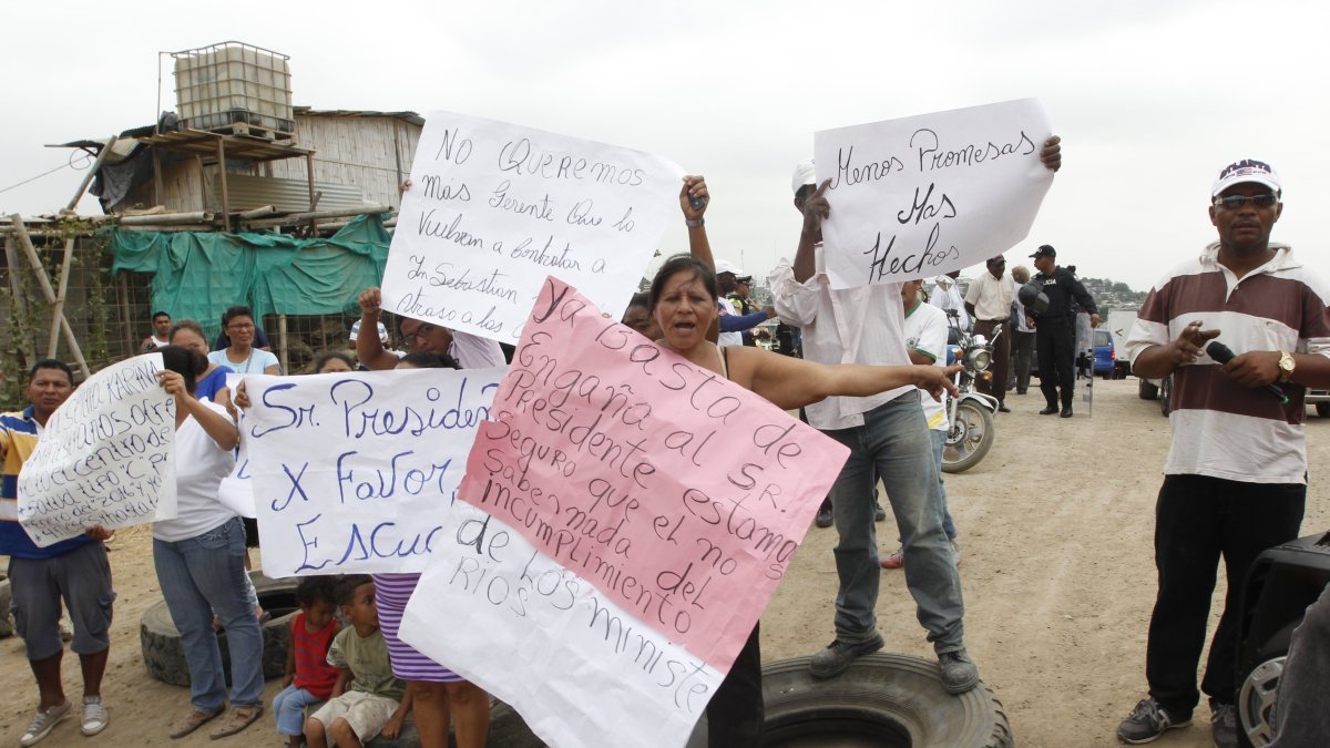 Habitantes de socio vivienda 2, en una de las manifestaciones para reclamar mejoras en dicho sector. que también fue parte de la investigación de Contested Cities.