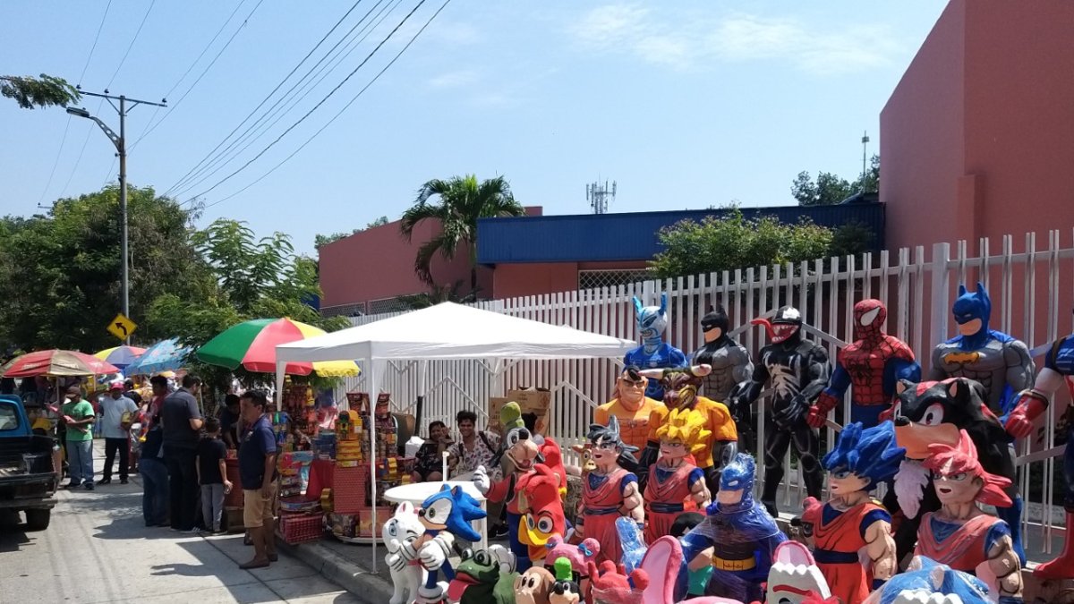 Las familias visitan hoy la 6 de marzo y otros sectores donde también se venden monigotes. En la imagen, los alrededores del centro comercial Albán Borja.