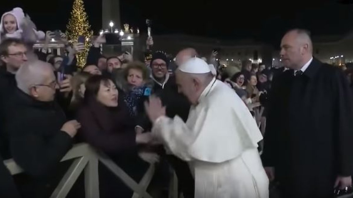 El instante en el que el papa Francisco golpea a la mujer.