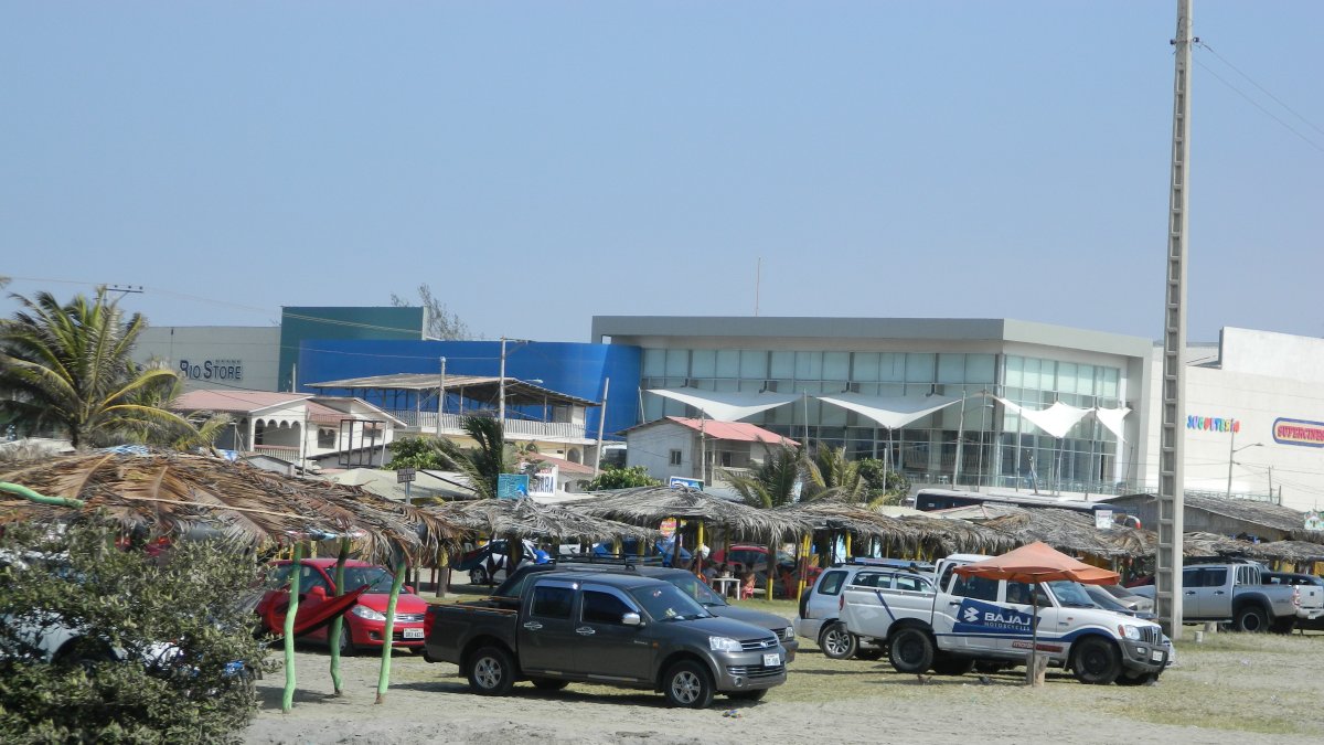 Norma. Los vehículos deberán estacionar en el malecón.