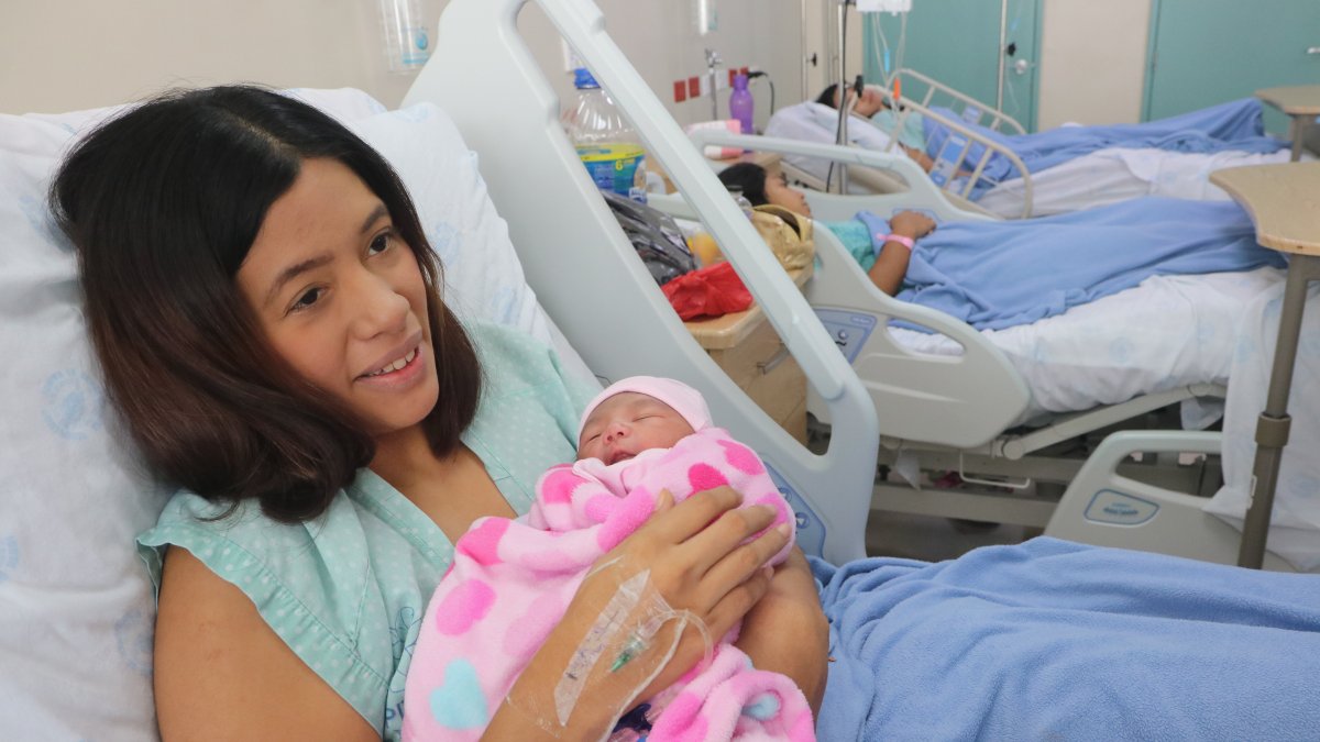 Solange Orrala carga en sus brazos a su primogénita nacida a las 01:30 del 1 de enero de 2020.