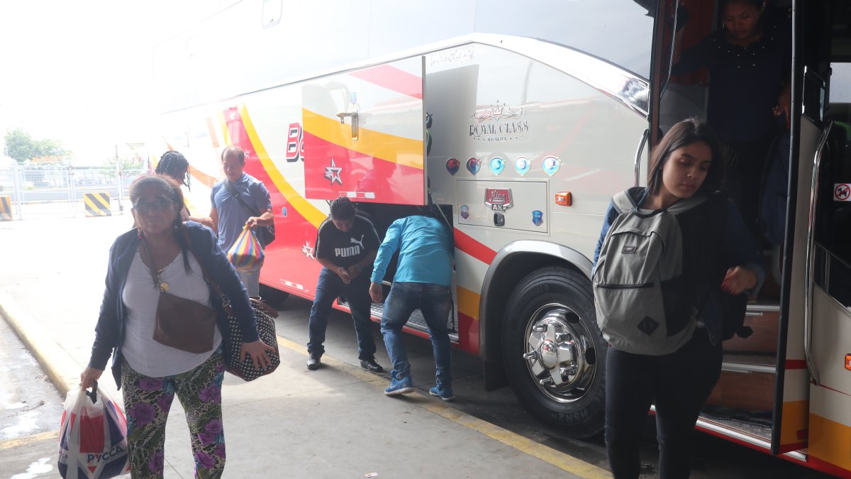 Pasajeros en el terminal terrestre llegando y saliendo de la ciudad de Guayaquil.