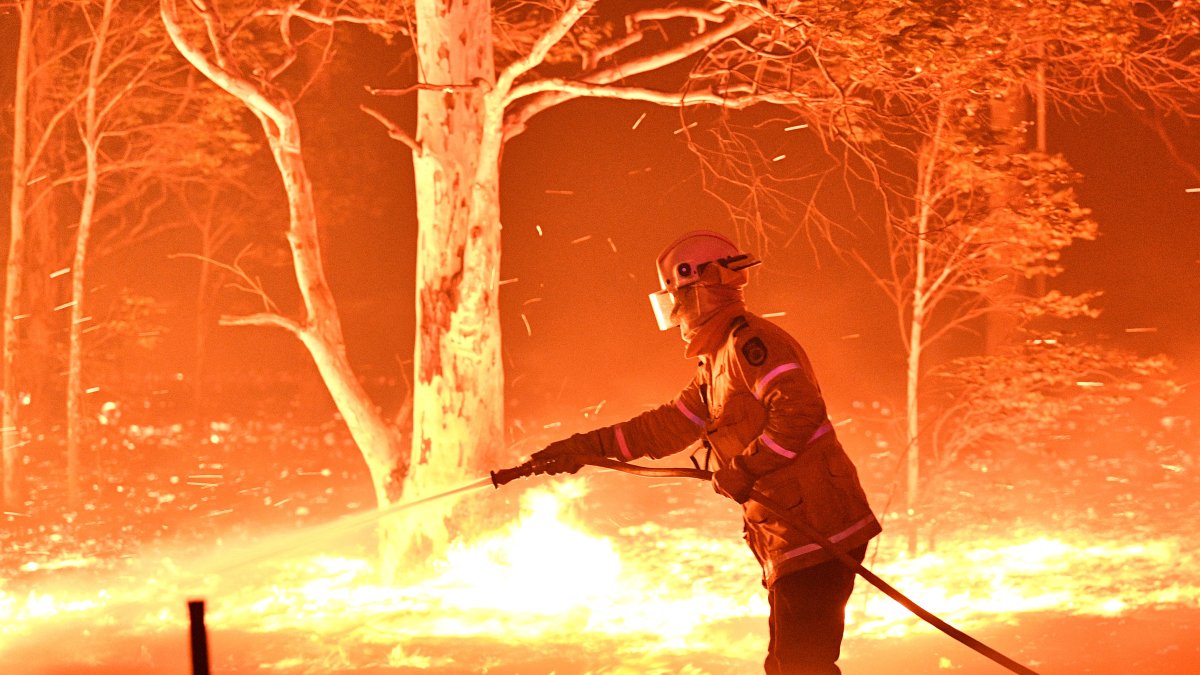 Un bombero lucha contra el fuego el pasado 31 de diciembre.
