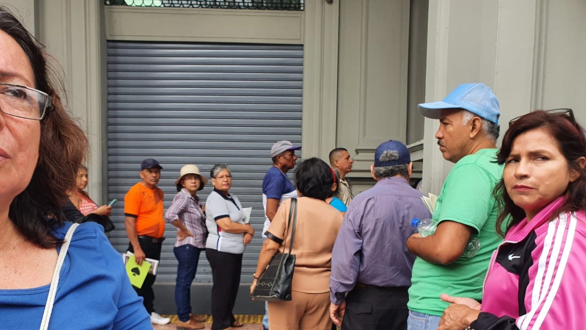 Usuarios esperan a que abran las puertas del Municipio de Guayaquil.