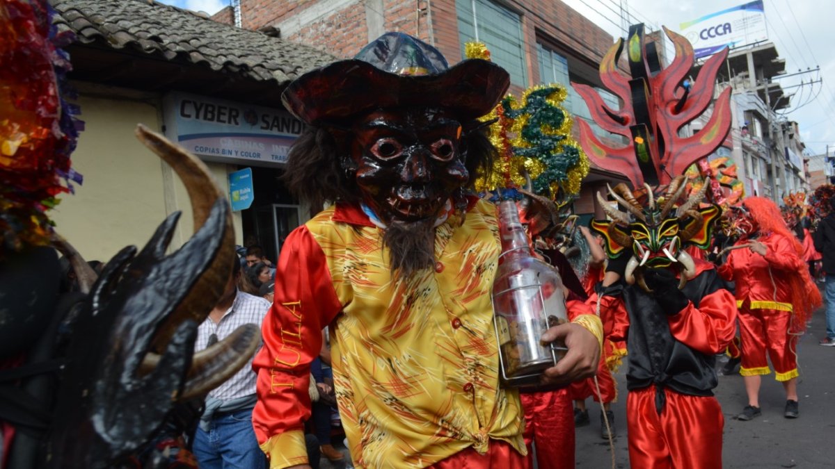 Folclor. Los coloridos trajes de los personajes y sus bailes son característicos de la fiesta que atrae a muchos turistas.