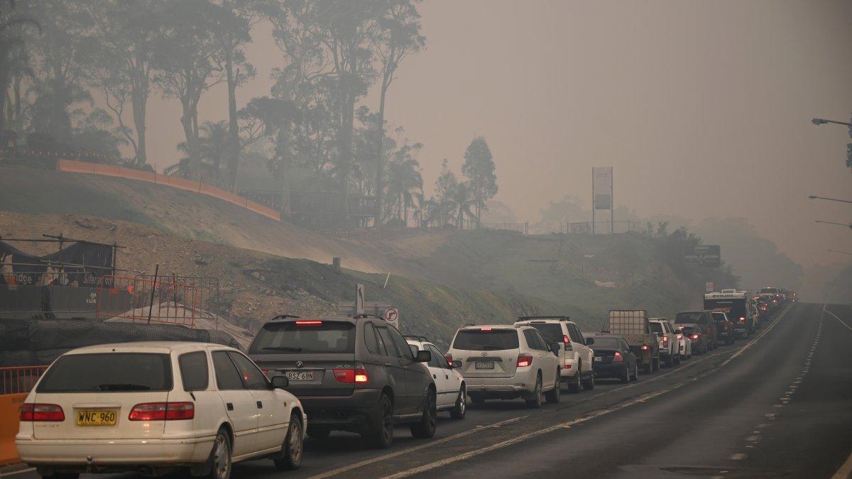 Los automóviles se alinean para salir de la ciudad de Batemans Bay en Nueva Gales del Sur debido a los incendios.