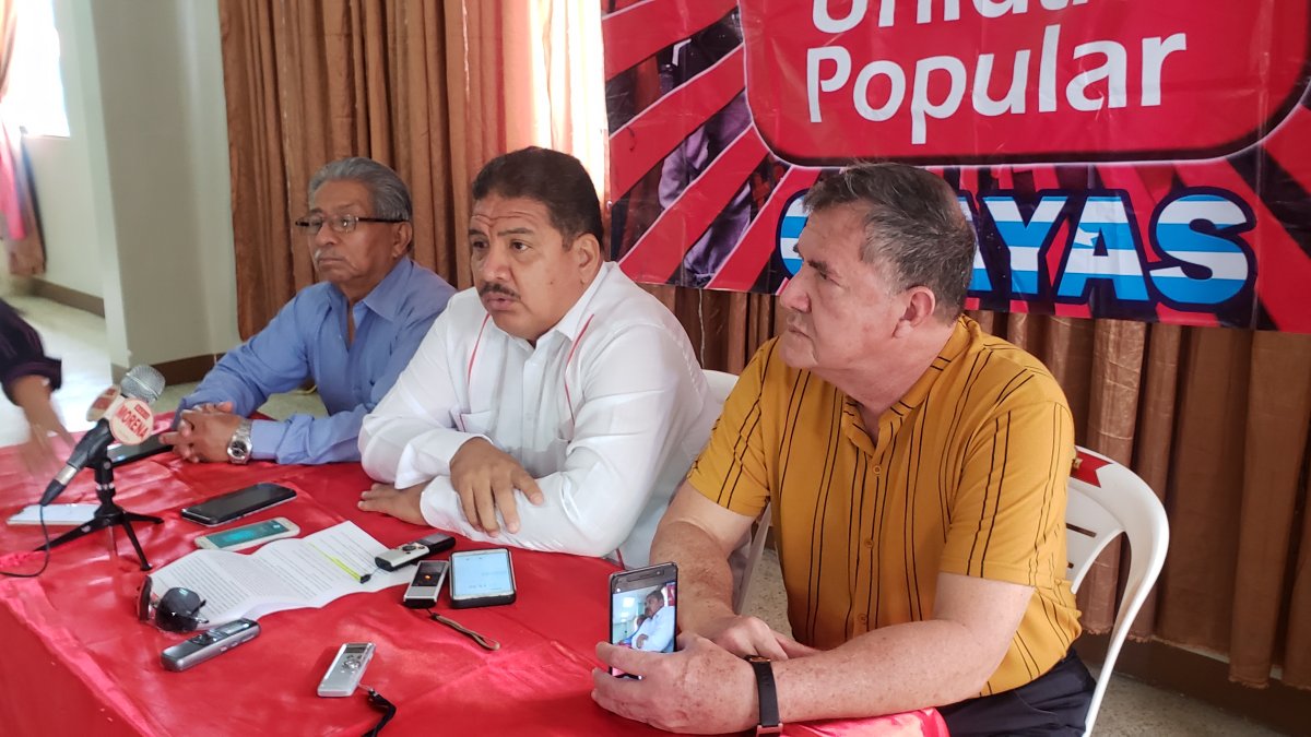 El director Alonso López (centro) en la rueda de prensa de hoy en Guayaquil.
