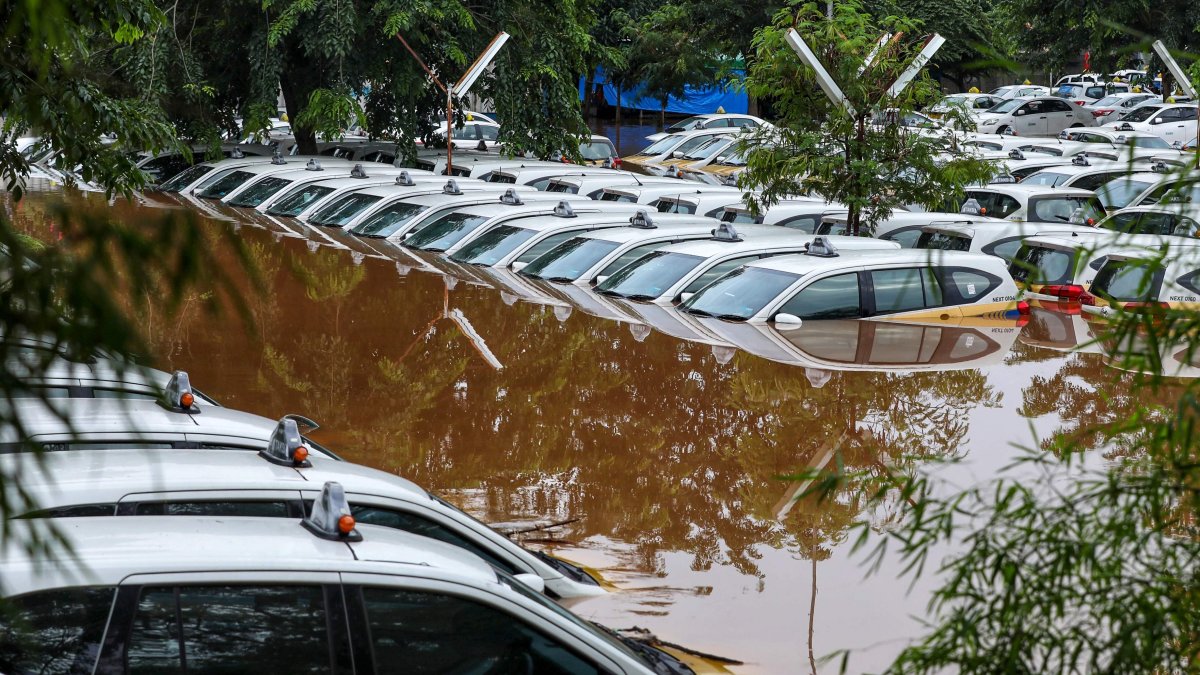 YAKARTA. Se observa una flota de taxis sumergidos en un inundado estacionamiento. Esto sucedió con la lluvia nocturna del 1 de enero.