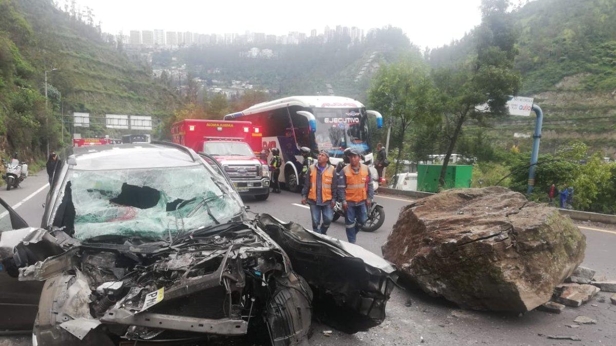 Miembros de emergencias llegaron al lugar para atender a los heridos.