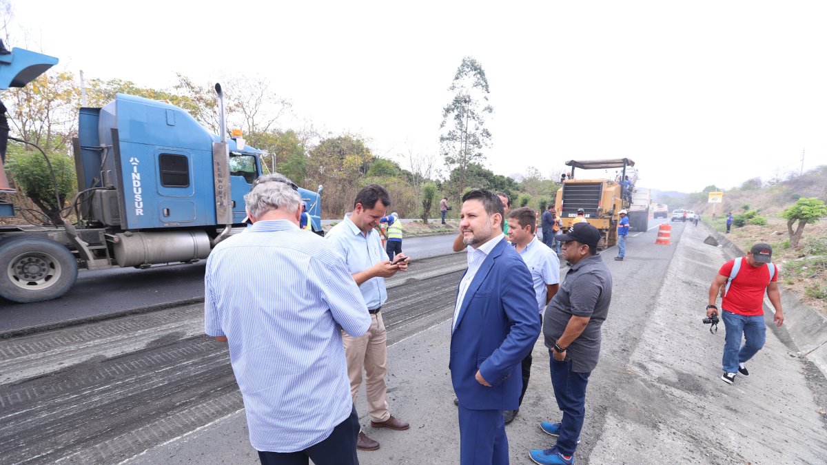 Gabriel Martínez (terno) inspeccionó los trabajos en la vía a la costa.