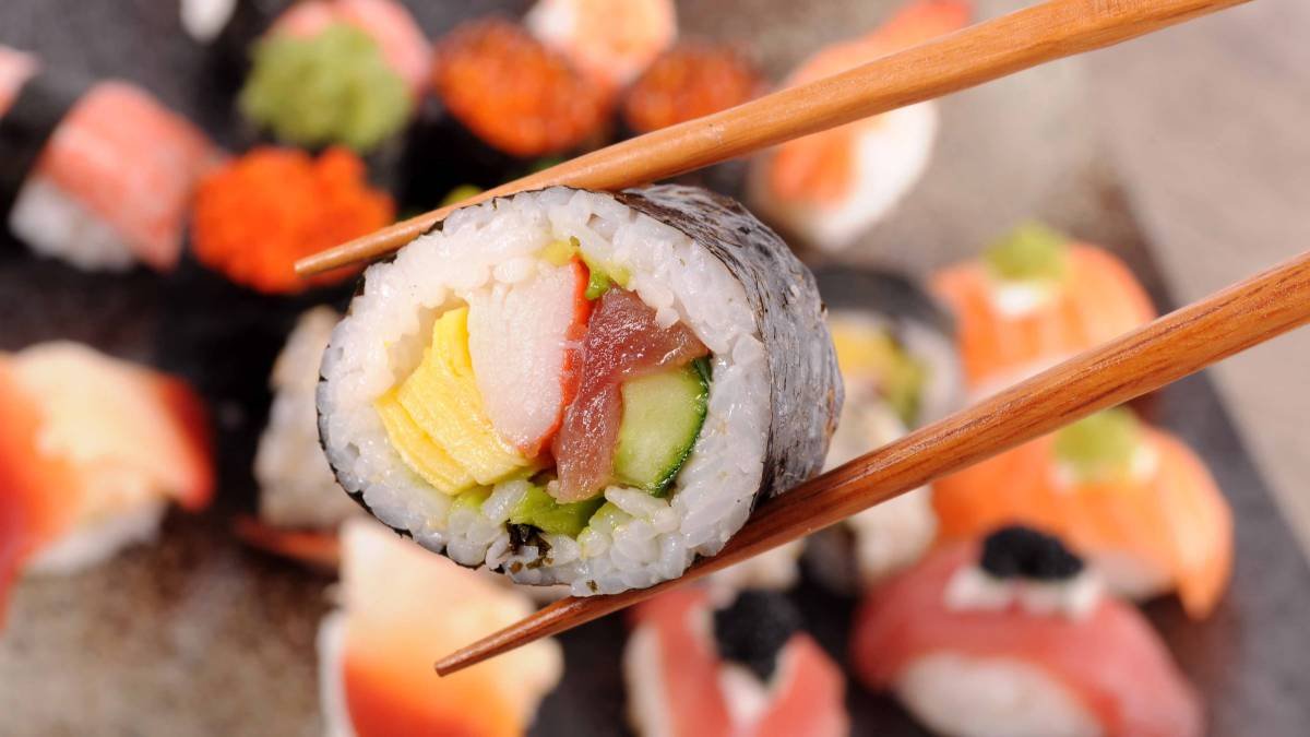 El sushi es un plato de origen japonés.
