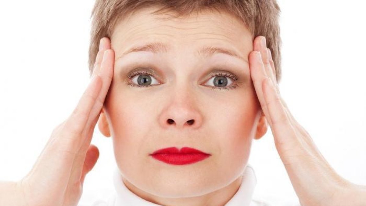 Los factores hormonales, el estrés emocional y la alteración del ritmo de sueño son otros factores que causan dolores de cabeza.