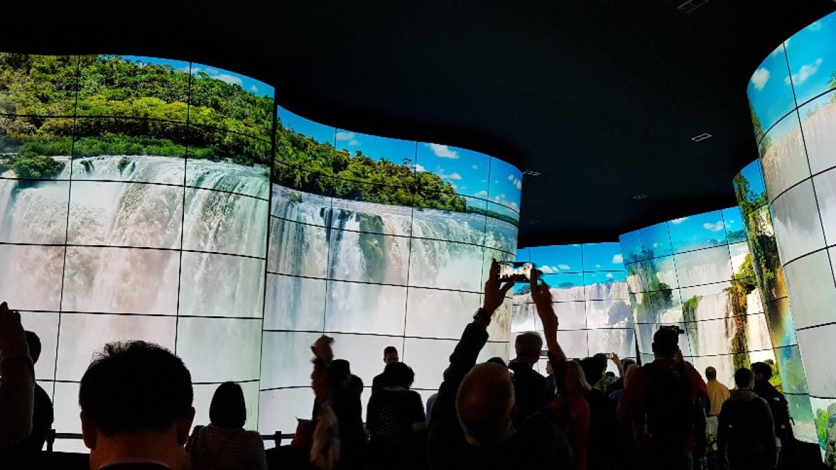 LG acostumbra a adornar su booth con sus mejores televisores.