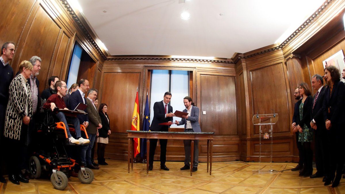 El candidato a la investidura, Pedro Sánchez (i), y el líder de Podemos, Pablo Iglesias (d), durante el acto de firma del acuerdo programático el futuro Gobierno de coalición.