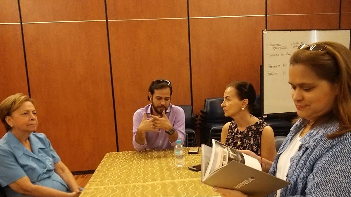 Algunos miembros del nuevo comité de vecinos de Urdesa, en una reunión reciente con EXPRESO.