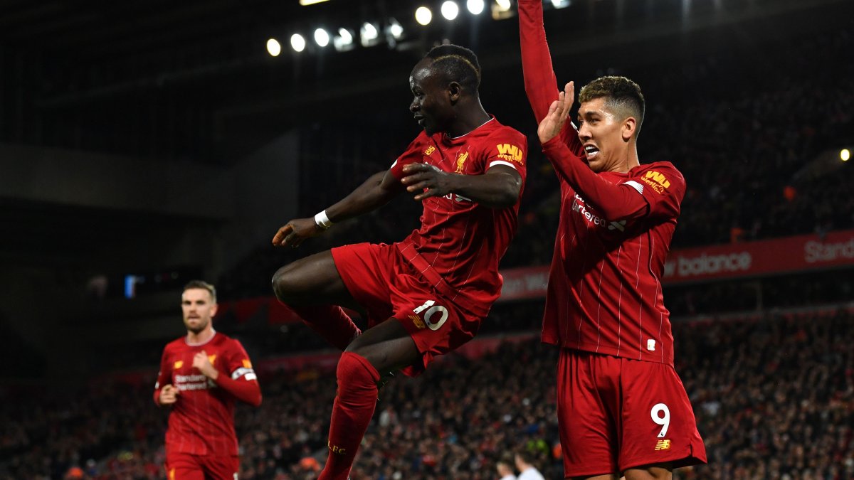 Sadio Mané (10) festeja el segundo gol del Liverpool, la tarde de este jueves 2 de enero de 2020.