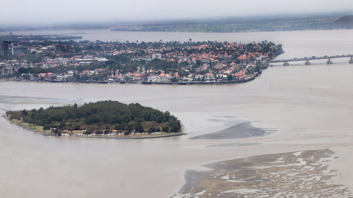 El islote El Palmar se forma en la confluencia de los ríos Daule y Babahoyo frente al sector de La Puntilla.