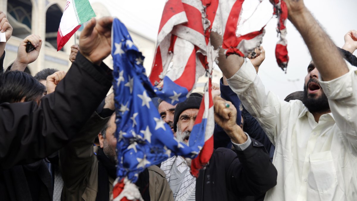 La embajada estadounidense suspendió sus operaciones el pasado 1 de enero un día después del acoso a su sede.