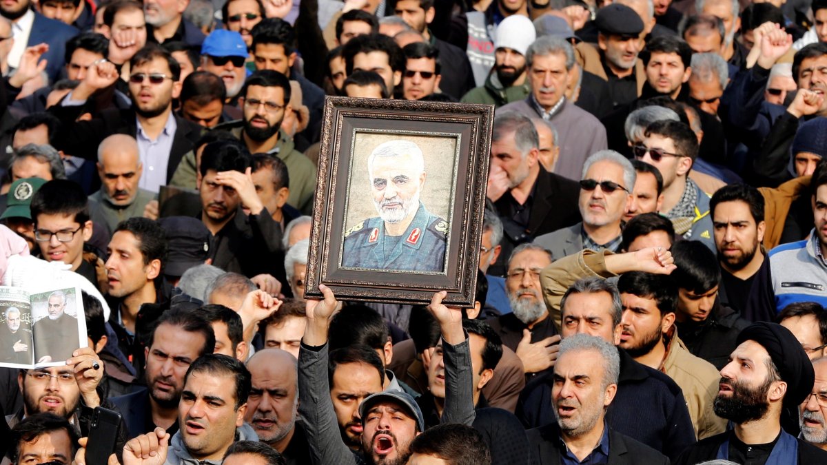 Miles de iraníes salen a las calles para llorar la muerte del teniente general y comandante del Cuerpo de la Guardia Revolucionaria Iraní (IRGC) Qasem Soleimani.