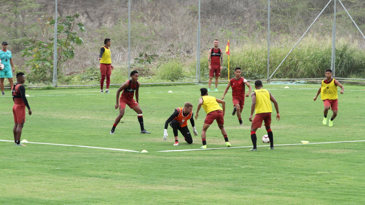 Javier Burrai (c), refuerzo para el arco canario, en la primera práctica en suelo manabita.