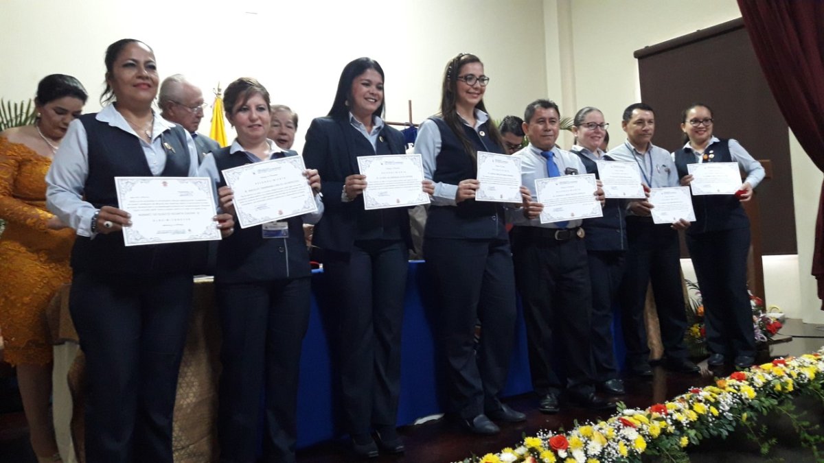 Una treintena de maestros y personal administrativo recibió reconocimientos.