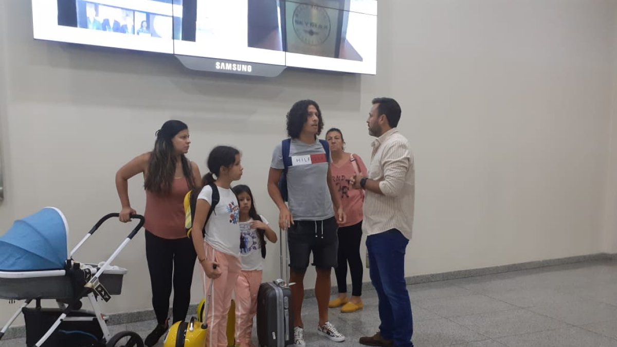 Riveros, junto a su familia, aterrizaron en el Puerto Principal alrededor de las 13:45.