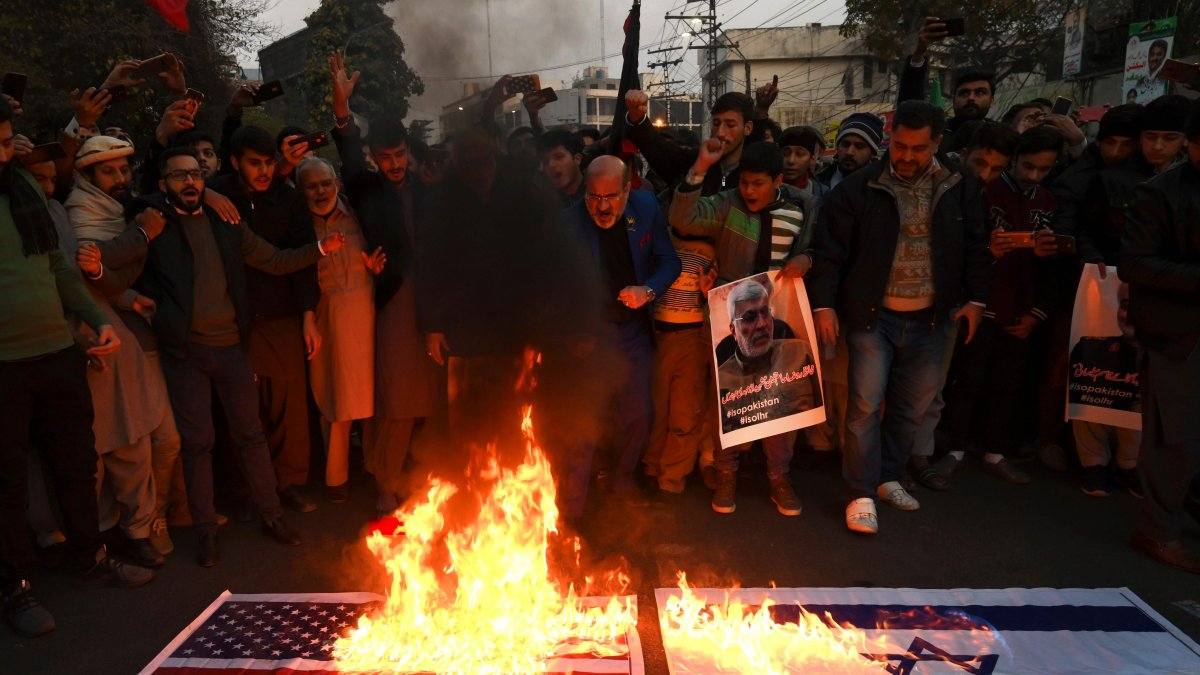 TEHERÁN. Decenas de personas se manifiestan frente a la embajada de Estados Unidos en esta ciudad.