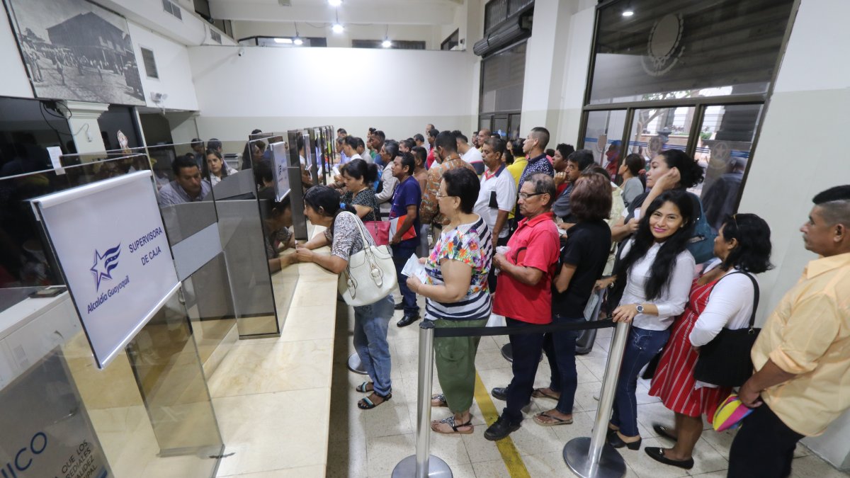 Usuarios cancelando impuestos en ventanillas del Municipio de Guayaquil.
