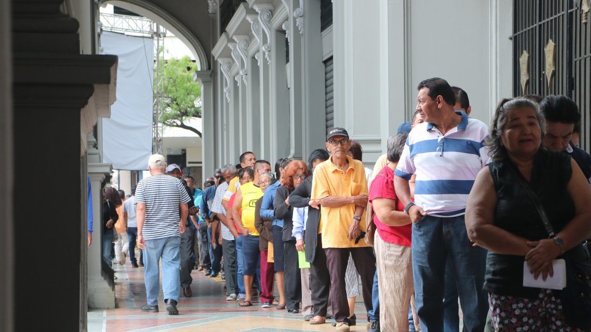 Diferentes ciudadanos se han acercado a cancelar el impuesto.