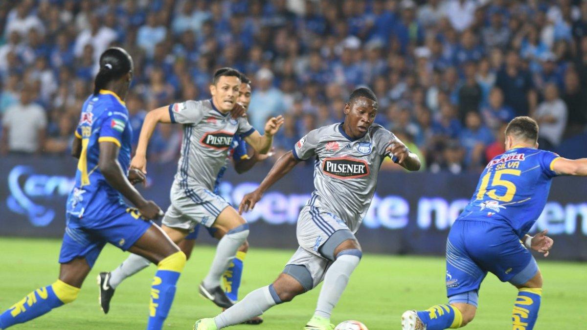 Impotencia. Fernando Giménez, de Emelec, se lamenta en el piso, ayer en el Atahualpa.