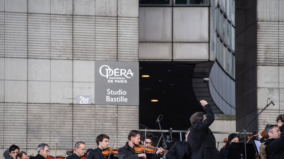 Los músicos en huelga tocan durante una protesta frente a la Ópera Bastilla, en diciembre pasado.