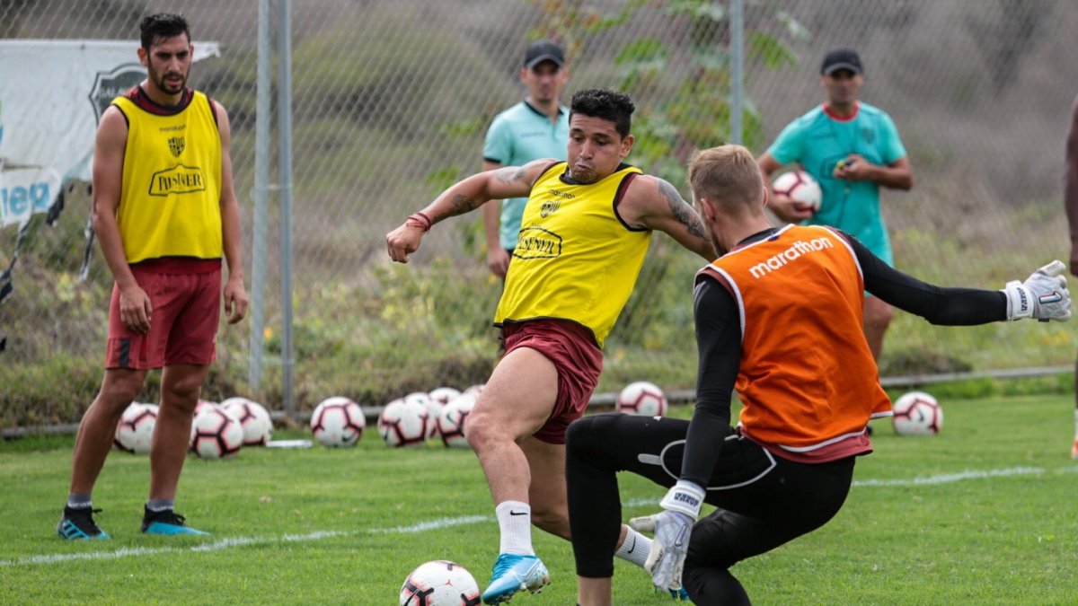 Mario Pineida, defensa del Ídolo, se perderá gran parte de la fase de grupos de la Copa Libertadores.