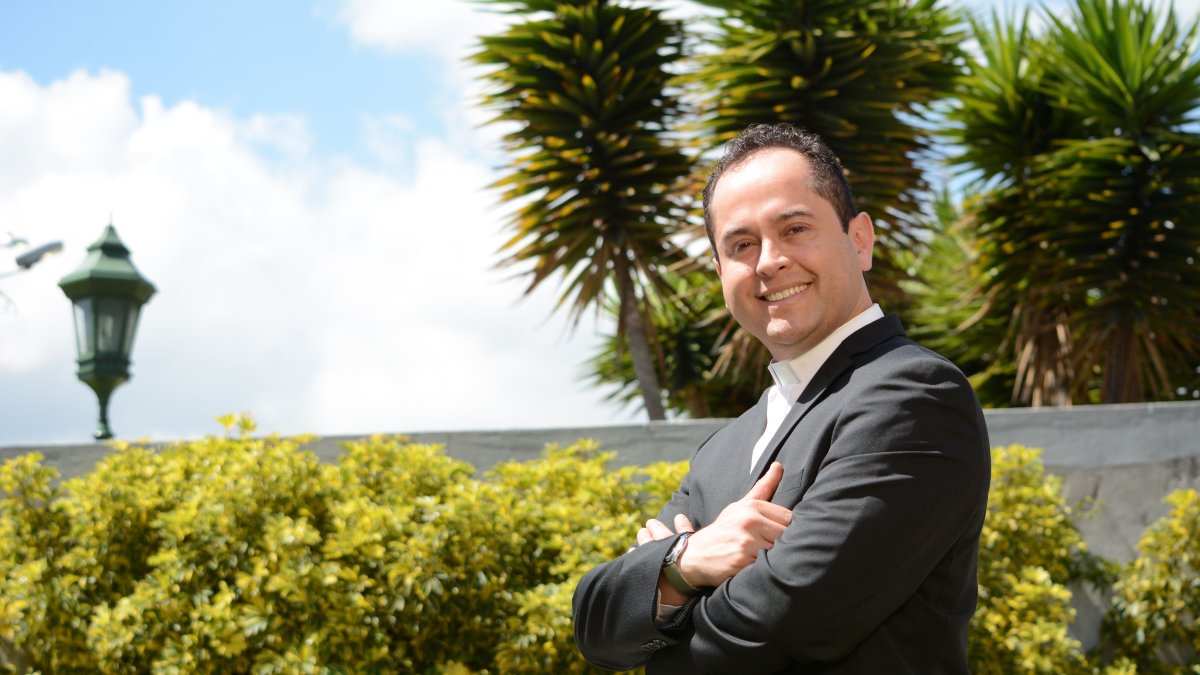 Fernando Zurita es vicario, sacerdote. Tiene 47 años.