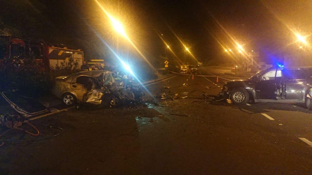 Agentes de tránsito cerraron temporalmente el carril donde se registró el accidente, la madrugada de este sábado 4 de enero.
