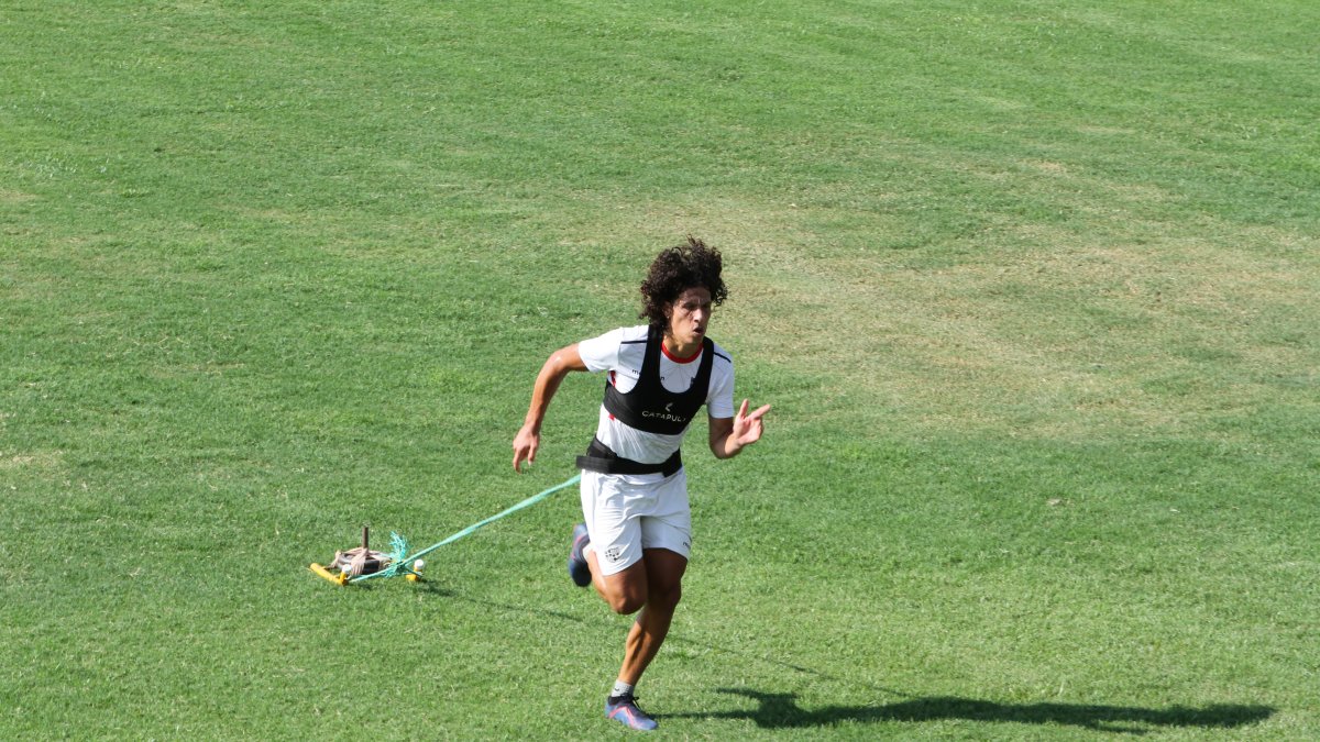 El zaguero central William Riveros trabajó a las órdenes del cuerpo técnico del Ídolo.